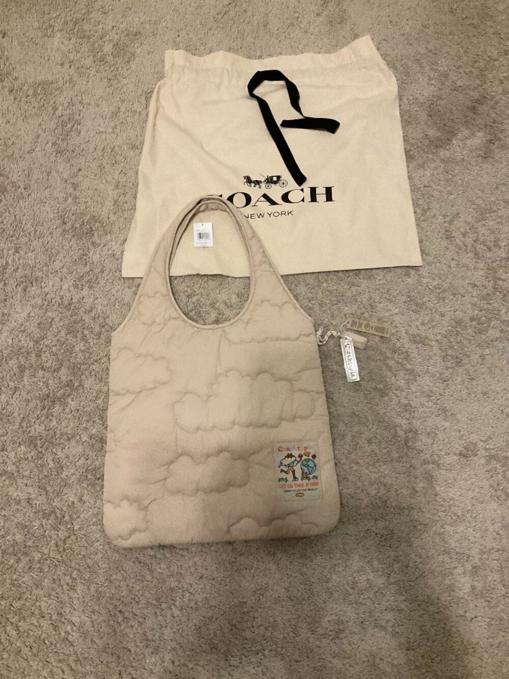 COACH coachtopia loop flat tote with cloud quilting. color: cloud cloud. Co668.